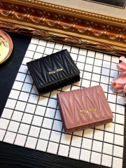 miumiu 財布 ２色選べ オシャレミュウミュウミニ短財布 個性設計